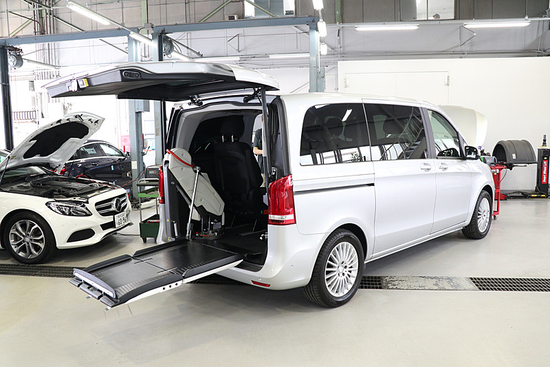 ラゲッジスペースの片側に設置されたアームで最大360kgまでのリフトアップが可能。ただし、スロープはフロアの高さまでリフトアップして車いすが車内に移動した後、手動で折りたたむ必要がある。そこからさらにモーター駆動でスロープを車内に立てて格納する