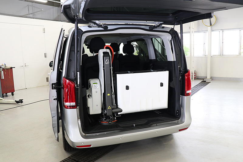 ラゲッジスペースの片側に設置されたアームで最大360kgまでのリフトアップが可能。ただし、スロープはフロアの高さまでリフトアップして車いすが車内に移動した後、手動で折りたたむ必要がある。そこからさらにモーター駆動でスロープを車内に立てて格納する