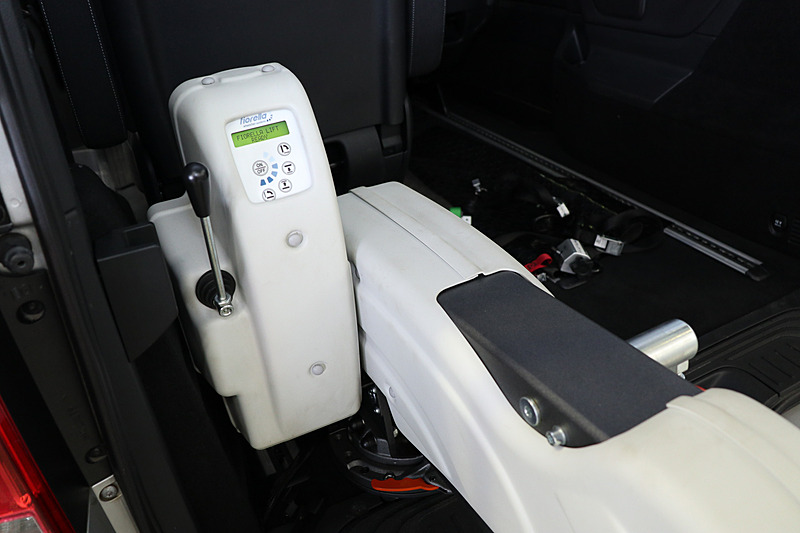 アームの基部に操作パネルが用意されるほか、リモコンでも操作可能