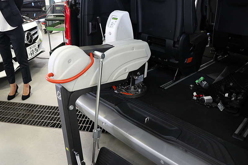 アームの基部に操作パネルが用意されるほか、リモコンでも操作可能