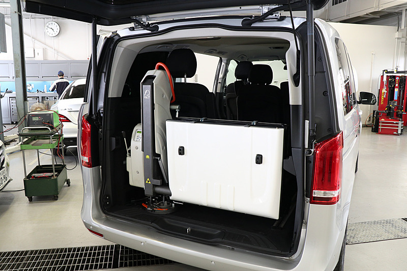 アーム基部のロックを解除することで、立てたスロープが90度回転可能。車いすを固定したり、ラゲッジスペースの活用で利用される機能になるという