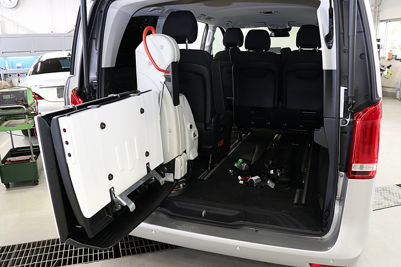 アーム基部のロックを解除することで、立てたスロープが90度回転可能。車いすを固定したり、ラゲッジスペースの活用で利用される機能になるという