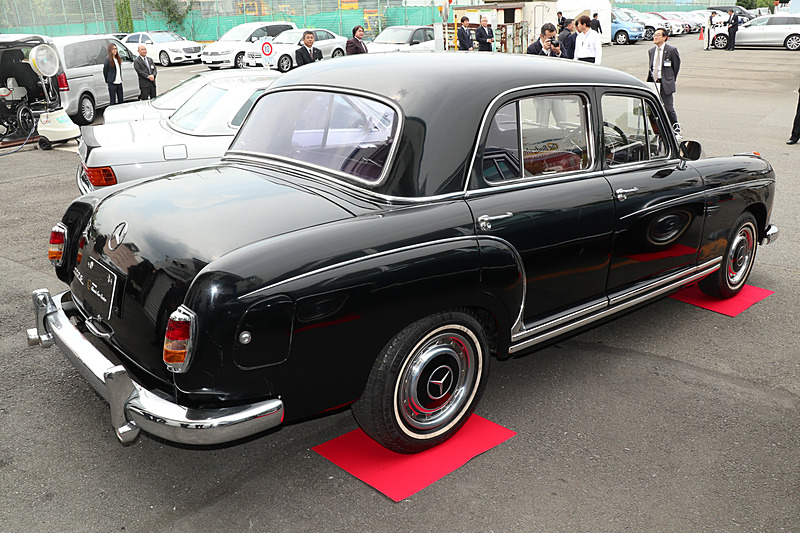1958年式のメルセデス・ベンツ W180II 220S