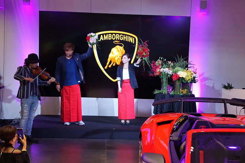 会場ではバイオリンの演奏や花を使ったパフォーマンスが行なわれた