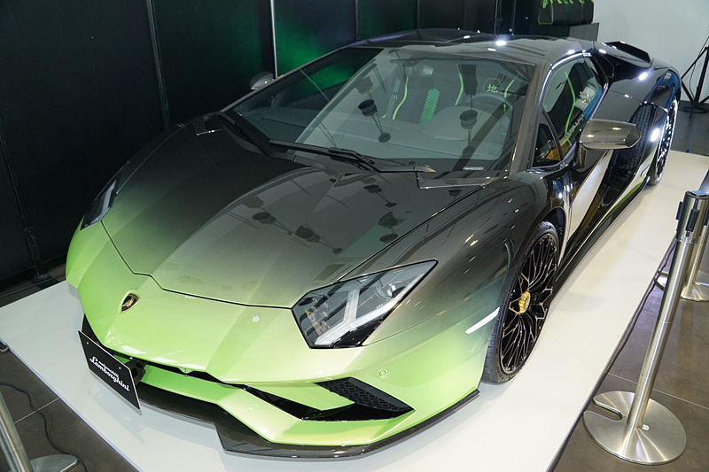 「アヴェンタドール S ロードスター 50th Anniversary Japan」の地バージョン。水・地・火・風・空という5モデルがあり、それぞれワンオフで1台だけが生産されるというとても貴重なモデル