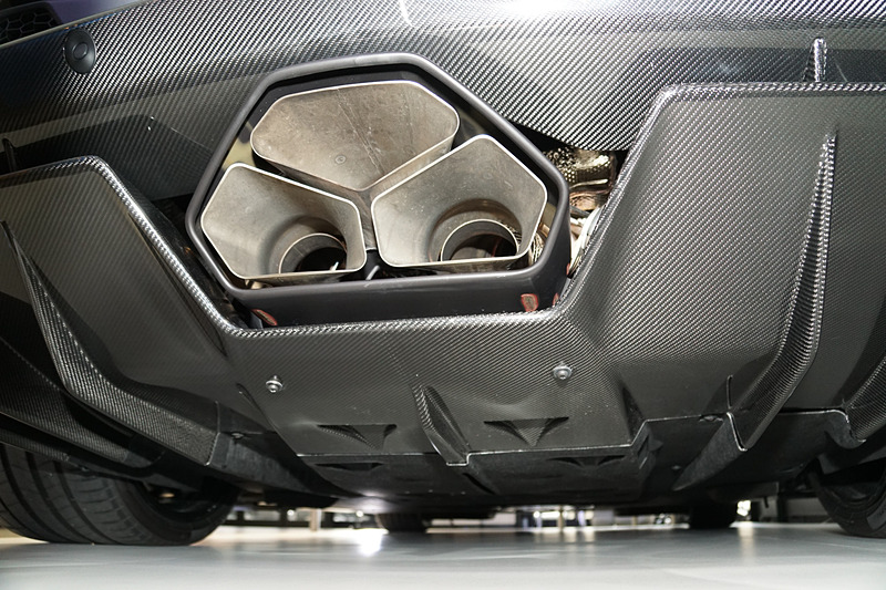 「アヴェンタドール S ロードスター 50th Anniversary Japan」の地バージョン。水・地・火・風・空という5モデルがあり、それぞれワンオフで1台だけが生産されるというとても貴重なモデル