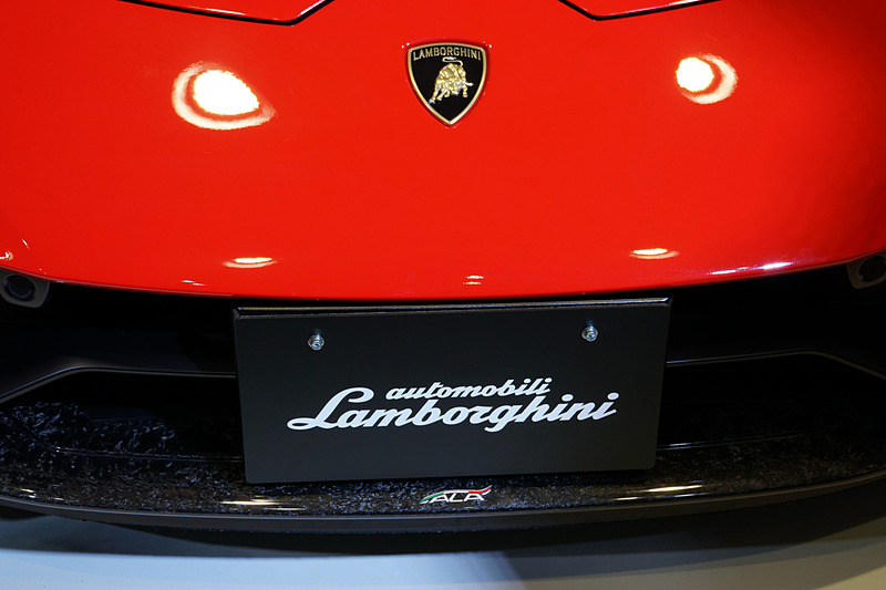 ウラカン ペルフォルマンテ スパイダーは、最高出力470kW（640HP）/8000rpm、最大トルク600N･m/6500rpmを発生するV型10気筒5.2リッターエンジンに7速DCTのトランスミッションを組み合わせるオープントップモデル。最高速325km/h、0-100km/h加速3.1秒、0-200km/h加速9.3秒というスペックを備える