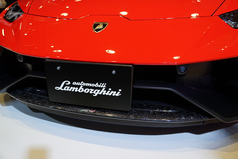 ウラカン ペルフォルマンテ スパイダーは、最高出力470kW（640HP）/8000rpm、最大トルク600N･m/6500rpmを発生するV型10気筒5.2リッターエンジンに7速DCTのトランスミッションを組み合わせるオープントップモデル。最高速325km/h、0-100km/h加速3.1秒、0-200km/h加速9.3秒というスペックを備える