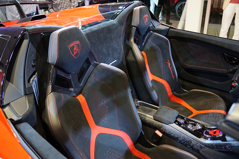 ウラカン ペルフォルマンテ スパイダーは、最高出力470kW（640HP）/8000rpm、最大トルク600N･m/6500rpmを発生するV型10気筒5.2リッターエンジンに7速DCTのトランスミッションを組み合わせるオープントップモデル。最高速325km/h、0-100km/h加速3.1秒、0-200km/h加速9.3秒というスペックを備える