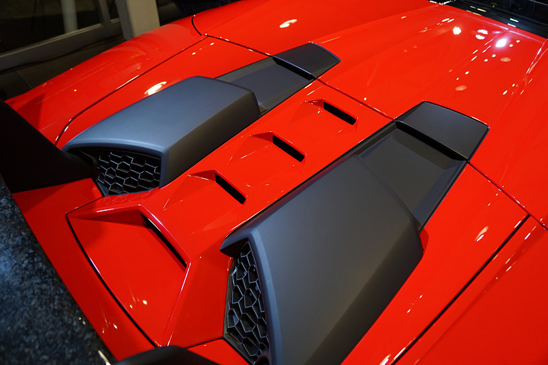 ウラカン ペルフォルマンテ スパイダーは、最高出力470kW（640HP）/8000rpm、最大トルク600N･m/6500rpmを発生するV型10気筒5.2リッターエンジンに7速DCTのトランスミッションを組み合わせるオープントップモデル。最高速325km/h、0-100km/h加速3.1秒、0-200km/h加速9.3秒というスペックを備える