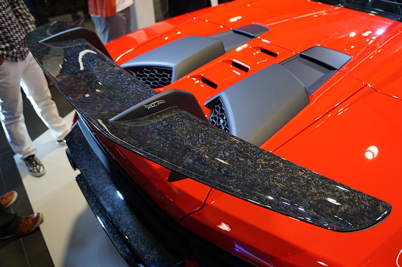 ウラカン ペルフォルマンテ スパイダーは、最高出力470kW（640HP）/8000rpm、最大トルク600N･m/6500rpmを発生するV型10気筒5.2リッターエンジンに7速DCTのトランスミッションを組み合わせるオープントップモデル。最高速325km/h、0-100km/h加速3.1秒、0-200km/h加速9.3秒というスペックを備える