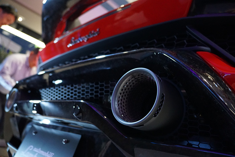 ウラカン ペルフォルマンテ スパイダーは、最高出力470kW（640HP）/8000rpm、最大トルク600N･m/6500rpmを発生するV型10気筒5.2リッターエンジンに7速DCTのトランスミッションを組み合わせるオープントップモデル。最高速325km/h、0-100km/h加速3.1秒、0-200km/h加速9.3秒というスペックを備える