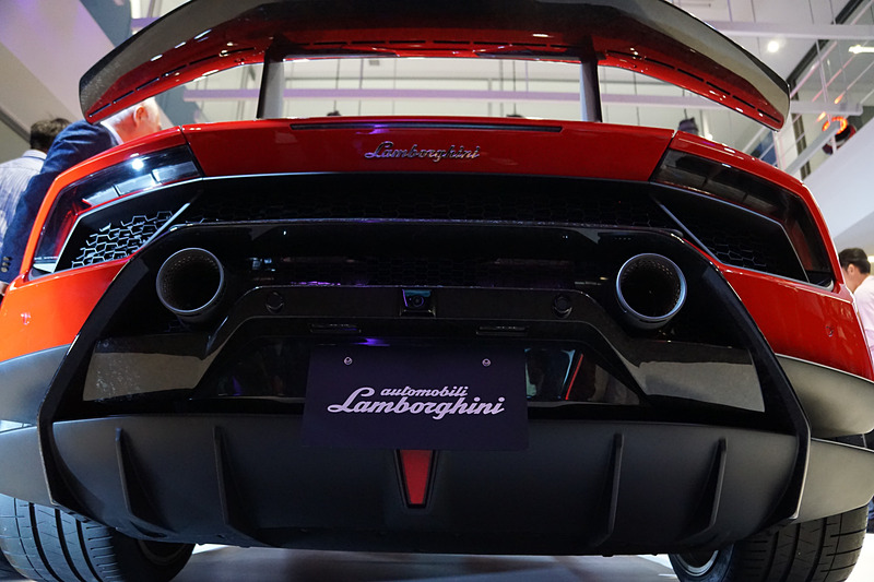 ウラカン ペルフォルマンテ スパイダーは、最高出力470kW（640HP）/8000rpm、最大トルク600N･m/6500rpmを発生するV型10気筒5.2リッターエンジンに7速DCTのトランスミッションを組み合わせるオープントップモデル。最高速325km/h、0-100km/h加速3.1秒、0-200km/h加速9.3秒というスペックを備える