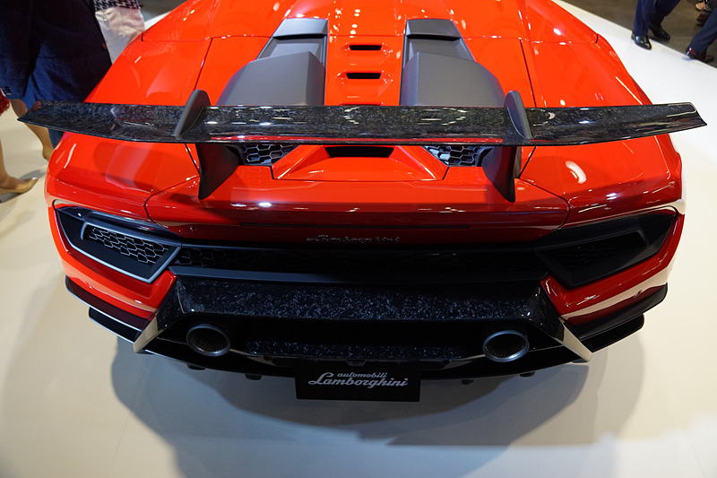 ウラカン ペルフォルマンテ スパイダーは、最高出力470kW（640HP）/8000rpm、最大トルク600N･m/6500rpmを発生するV型10気筒5.2リッターエンジンに7速DCTのトランスミッションを組み合わせるオープントップモデル。最高速325km/h、0-100km/h加速3.1秒、0-200km/h加速9.3秒というスペックを備える