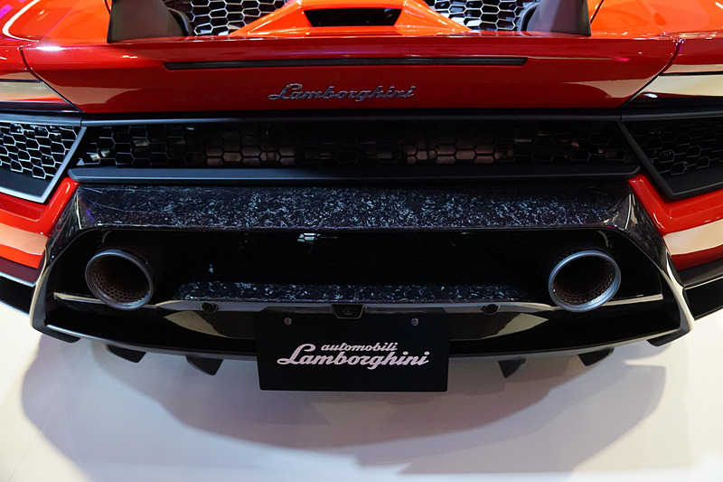 ウラカン ペルフォルマンテ スパイダーは、最高出力470kW（640HP）/8000rpm、最大トルク600N･m/6500rpmを発生するV型10気筒5.2リッターエンジンに7速DCTのトランスミッションを組み合わせるオープントップモデル。最高速325km/h、0-100km/h加速3.1秒、0-200km/h加速9.3秒というスペックを備える