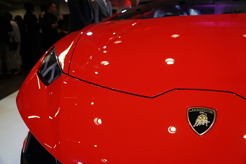 ウラカン ペルフォルマンテ スパイダーは、最高出力470kW（640HP）/8000rpm、最大トルク600N･m/6500rpmを発生するV型10気筒5.2リッターエンジンに7速DCTのトランスミッションを組み合わせるオープントップモデル。最高速325km/h、0-100km/h加速3.1秒、0-200km/h加速9.3秒というスペックを備える