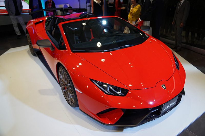 ウラカン ペルフォルマンテ スパイダーは、最高出力470kW（640HP）/8000rpm、最大トルク600N･m/6500rpmを発生するV型10気筒5.2リッターエンジンに7速DCTのトランスミッションを組み合わせるオープントップモデル。最高速325km/h、0-100km/h加速3.1秒、0-200km/h加速9.3秒というスペックを備える