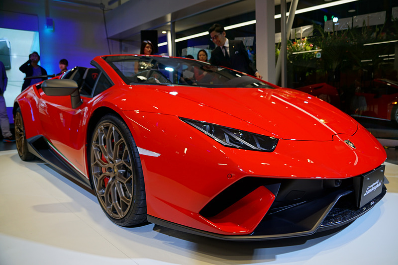 ウラカン ペルフォルマンテ スパイダーは、最高出力470kW（640HP）/8000rpm、最大トルク600N･m/6500rpmを発生するV型10気筒5.2リッターエンジンに7速DCTのトランスミッションを組み合わせるオープントップモデル。最高速325km/h、0-100km/h加速3.1秒、0-200km/h加速9.3秒というスペックを備える