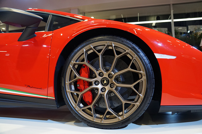 ウラカン ペルフォルマンテ スパイダーは、最高出力470kW（640HP）/8000rpm、最大トルク600N･m/6500rpmを発生するV型10気筒5.2リッターエンジンに7速DCTのトランスミッションを組み合わせるオープントップモデル。最高速325km/h、0-100km/h加速3.1秒、0-200km/h加速9.3秒というスペックを備える