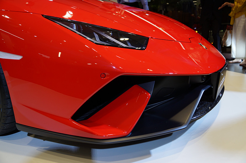 ウラカン ペルフォルマンテ スパイダーは、最高出力470kW（640HP）/8000rpm、最大トルク600N･m/6500rpmを発生するV型10気筒5.2リッターエンジンに7速DCTのトランスミッションを組み合わせるオープントップモデル。最高速325km/h、0-100km/h加速3.1秒、0-200km/h加速9.3秒というスペックを備える