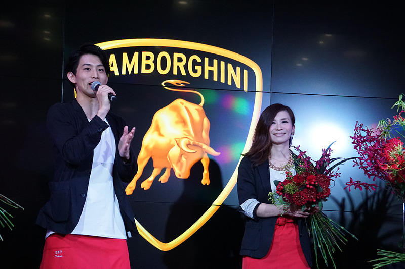 会場ではバイオリンの演奏や花を使ったパフォーマンスが行なわれた