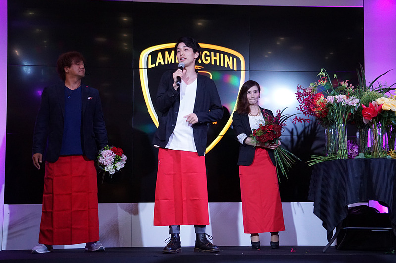 来場者も参加して大切な人に花を贈るイベントも