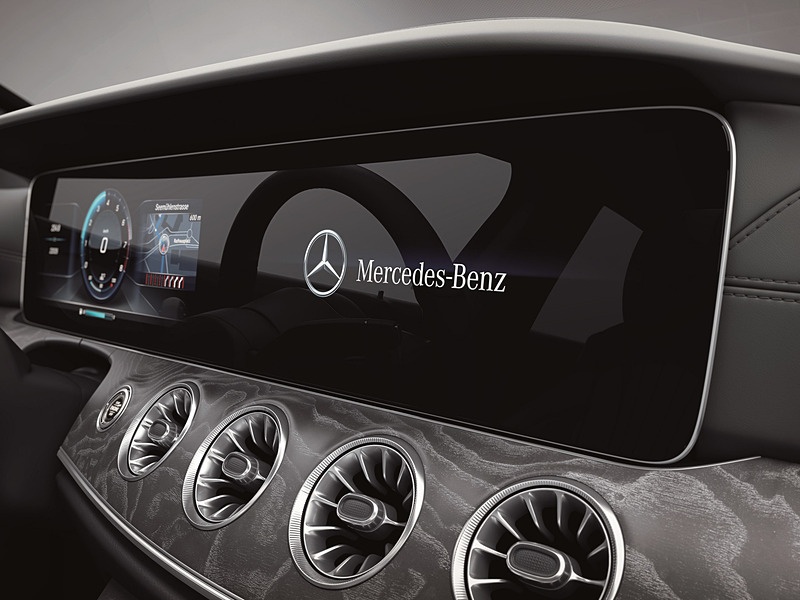 2つの高精細12.3インチワイドディスプレイを1枚のガラスカバーで融合したコックピットディスプレイを採用する新型CLS