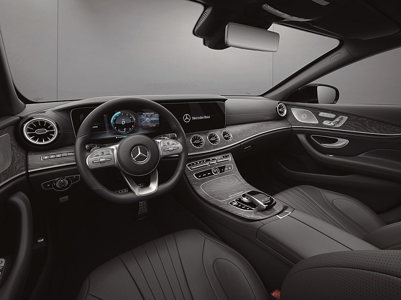 2つの高精細12.3インチワイドディスプレイを1枚のガラスカバーで融合したコックピットディスプレイを採用する新型CLS