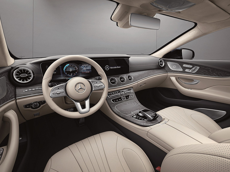 2つの高精細12.3インチワイドディスプレイを1枚のガラスカバーで融合したコックピットディスプレイを採用する新型CLS