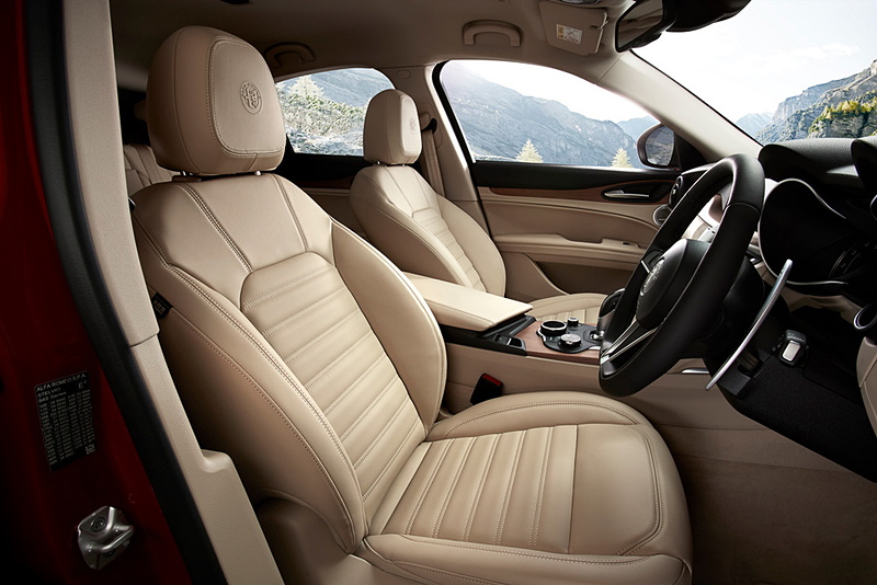 プレミアムレザーシートやウッドパネルが特別装備される導入限定車「ステルヴィオ・ファースト・エディション」