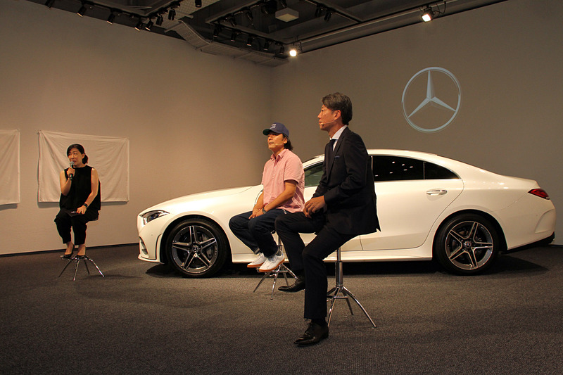 発表会の後半にはフォトグラファー/映画監督の若木信吾氏と上野社長によるトークセッションも用意され、若木氏から見た新型CLSのデザインなどについて語られた