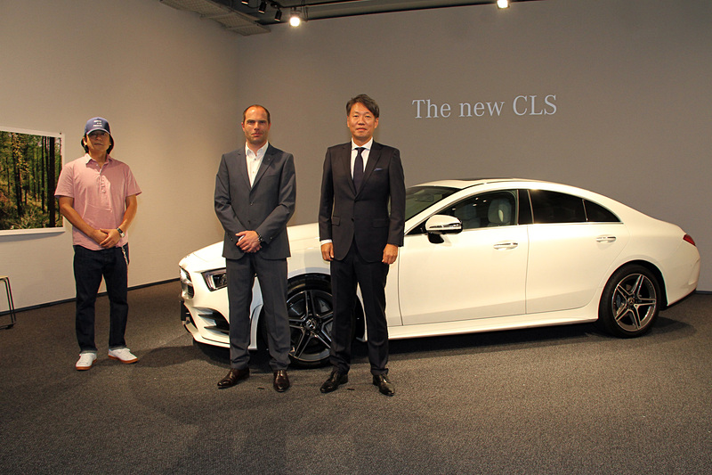 新型4ドアクーペ「CLS」の発表会に出席したメルセデス・ベンツ日本株式会社 代表取締役社長の上野金太郎氏（右）、独ダイムラー 乗用車エクステリアデザイン統括のロバート・レズニック氏（中）、フォトグラファー/映画監督の若木信吾氏（左）