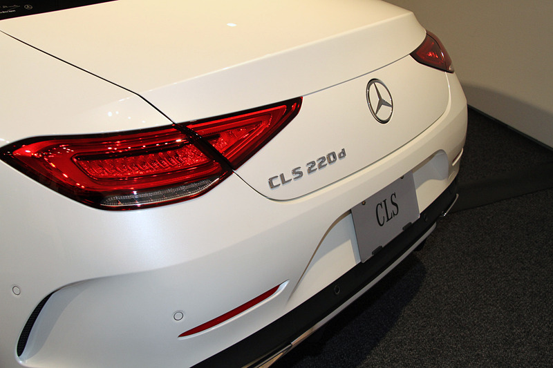 ボディサイドのプレーンな面構成が特徴的な新型CLSのエクステリア。写真のCLS 220 d スポーツの足下は、空力性能も配慮した19インチAMG5ツインスポークアルミホイールに「MO（Mercedes Original）」の文字がサイドウォールに刻まれるダンロップ「SP SPORT MAXX」の組み合わせ