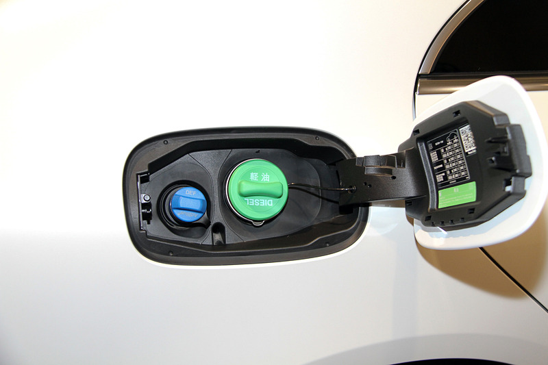 ボディサイドのプレーンな面構成が特徴的な新型CLSのエクステリア。写真のCLS 220 d スポーツの足下は、空力性能も配慮した19インチAMG5ツインスポークアルミホイールに「MO（Mercedes Original）」の文字がサイドウォールに刻まれるダンロップ「SP SPORT MAXX」の組み合わせ