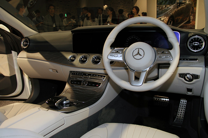 「マキアートベージュ/マグマグレー」カラーのCLS 220 d スポーツのインテリア。後席は3名乗車が可能になった