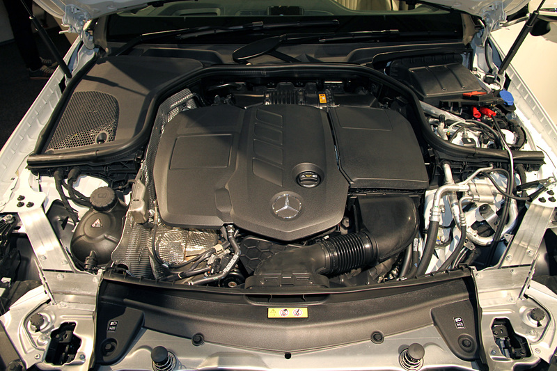 CLS 220 d スポーツは、最高出力143kW（194PS）/3800rpm、最大トルク400N・m（40.8kgf・m）/1600-2800rpmを発生する直列4気筒DOHC 2.0リッター直噴ディーゼルターボエンジンを搭載。JC08モード燃費は18.6km/L