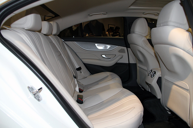 「マキアートベージュ/マグマグレー」カラーのCLS 220 d スポーツのインテリア。後席は3名乗車が可能になった