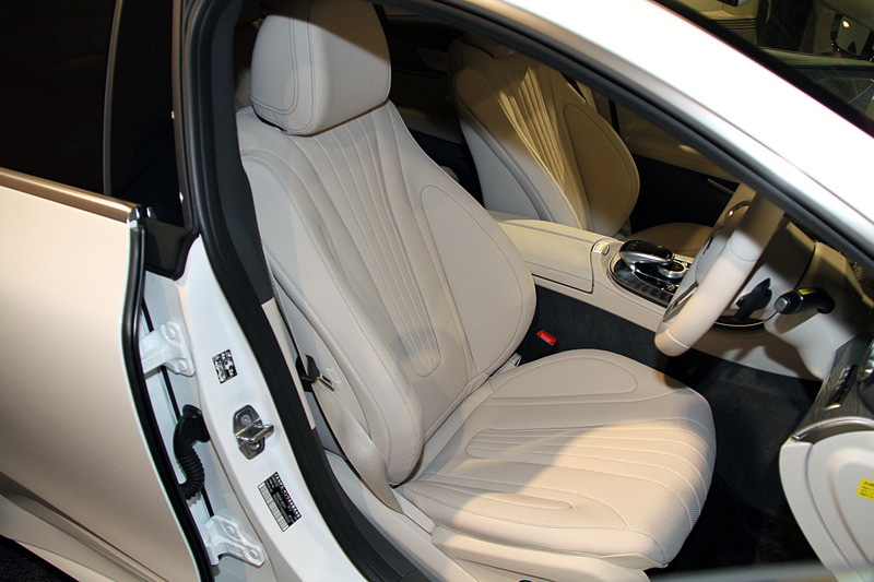 「マキアートベージュ/マグマグレー」カラーのCLS 220 d スポーツのインテリア。後席は3名乗車が可能になった