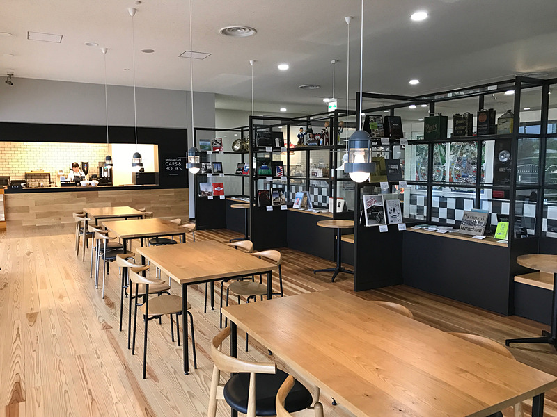 FUN to DRIVEをテーマに選ばれた本が並び、好きなものをめくりながら美味しいコーヒーが飲めるミュージアムカフェ「CARS&BOOKS」。雨の日が待ち遠しくなったりして