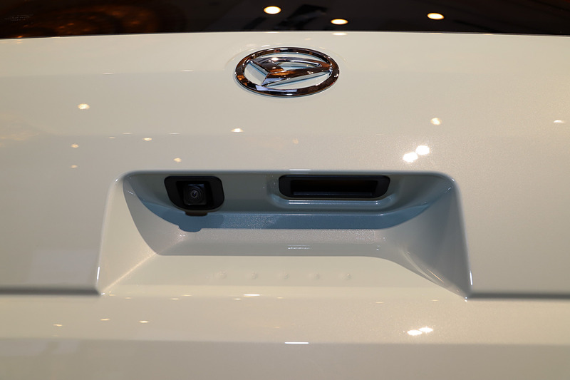 バックカメラはこの位置に搭載。バックドアオープナーはスイッチ式