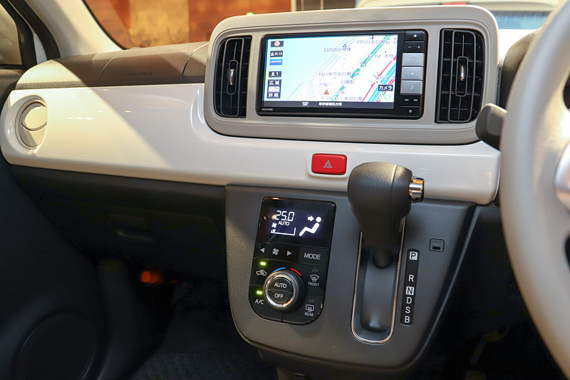 シフトノブまわり。G“SA III”のみオートエアコンとなり、その他のグレードはダイアル式のマニュアルエアコンを採用