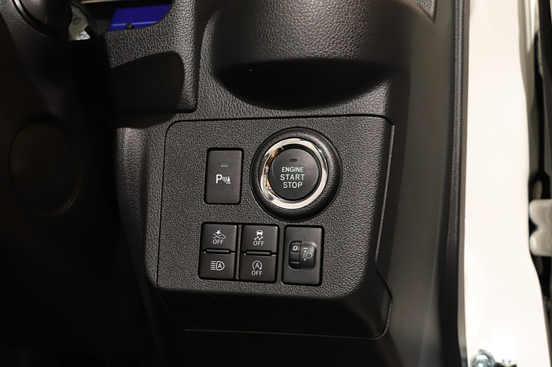 ステアリング右下のスイッチ類。G“SA III”、L“SA III”はプッシュスタート式