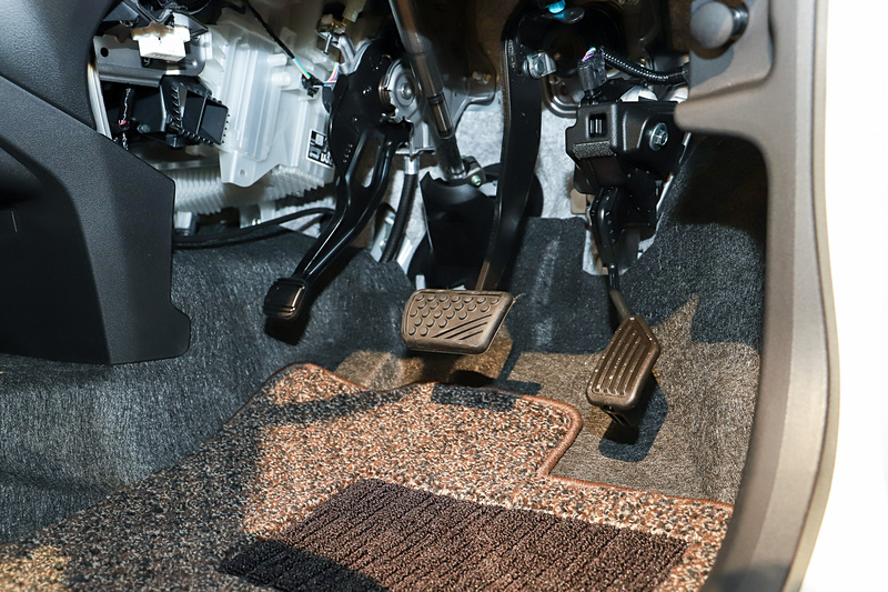 パーキングブレーキは足踏み式