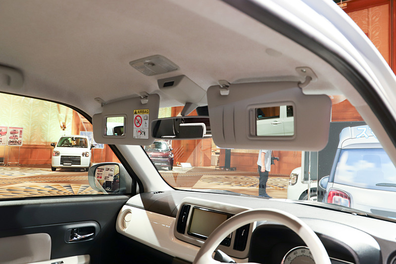 G“SA III”、L“SA III”にはサンバイザーにバニティミラーが設定される