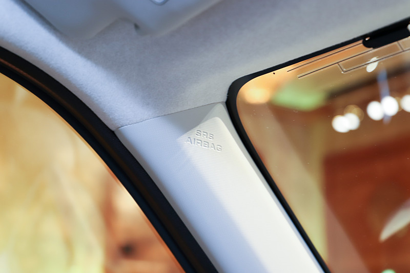 軽自動車で初めて「SRSサイドエアバッグ（運転席/助手席）＆SRSカーテンシールドエアバッグ（前後席）」を全グレードに標準装備