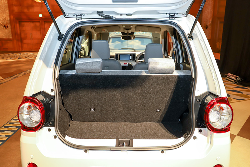 ラゲッジルームは後席を倒して拡張可能