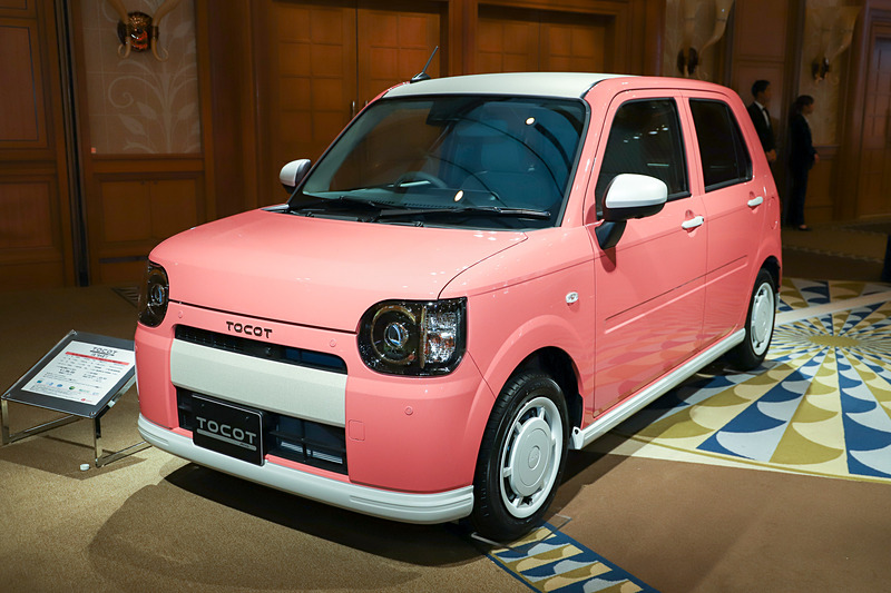 ミラ トコットの個性を際立たせるオプション「アナザースタイルパッケージ」を装着した車両。パールホワイトで彩り女性らしさを際立たせた「スイートスタイル」