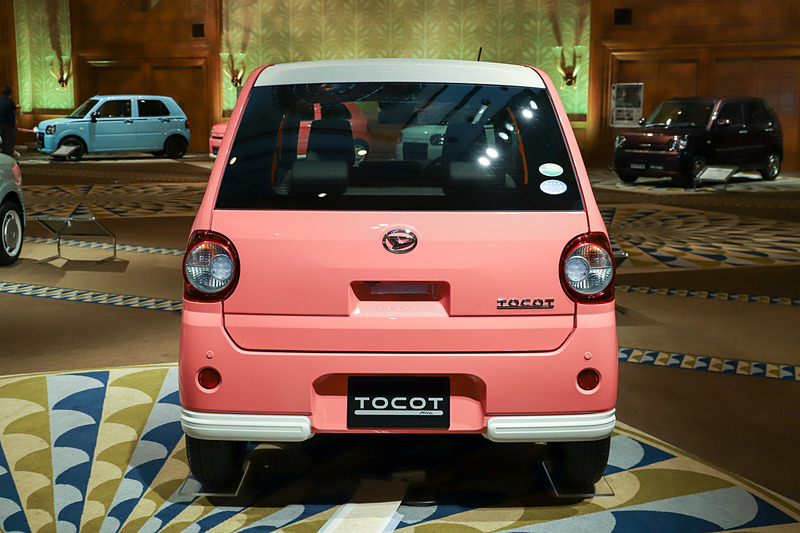 ミラ トコットの個性を際立たせるオプション「アナザースタイルパッケージ」を装着した車両。パールホワイトで彩り女性らしさを際立たせた「スイートスタイル」