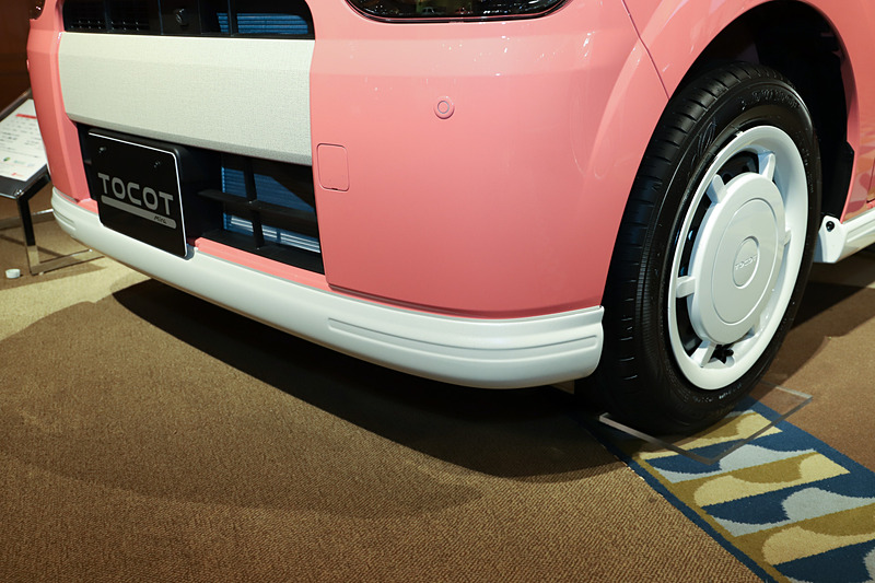 ミラ トコットの個性を際立たせるオプション「アナザースタイルパッケージ」を装着した車両。パールホワイトで彩り女性らしさを際立たせた「スイートスタイル」