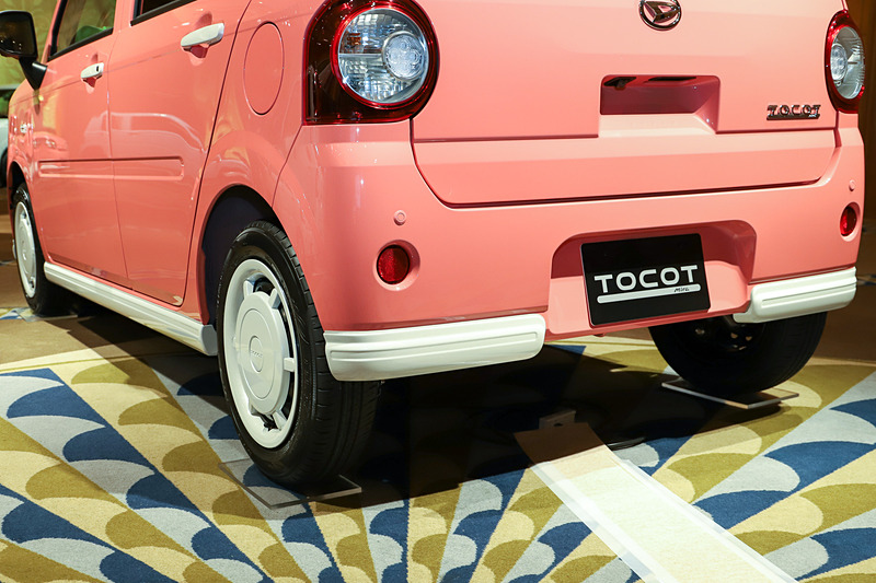 ミラ トコットの個性を際立たせるオプション「アナザースタイルパッケージ」を装着した車両。パールホワイトで彩り女性らしさを際立たせた「スイートスタイル」